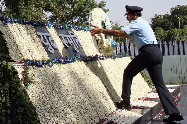 Chairman Chiefs of the Staff Committee (COSC) & Chief of the Air Staff (CAS) Air Chief Marshal Arup Raha laying a wreath at War Memorial, Air Force Station Palam, New Delhi today as  part of commemoration of 50 years of 1965 Indo-Pak war.