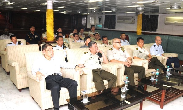 A 75-member Singaporean Command and Staff College (SCSC) delegation visited Western Naval Command, Mumbai.   During the visit professional discussions were held on board INS Viraat. 
