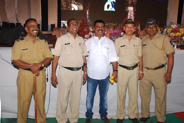 Vinod Jadhav with police (2)